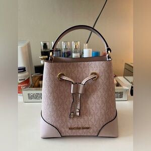 Michael Kors Mercer bucket bag